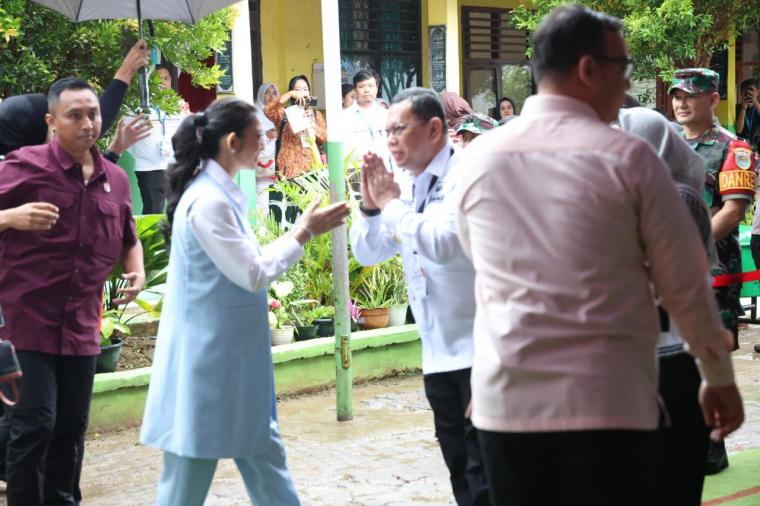 Istri Wapres RI Selvi Gibran Rakabuming saat melakukan Sosialisasi Gerakan Tujuh Kebiasaan Anak Indonesia Hebat, Sosialisasi Cuci Tangan Pakai Sabun, serta Sosialisasi Makan Sehat dan Bergizi. (Foto: TitikNOL)