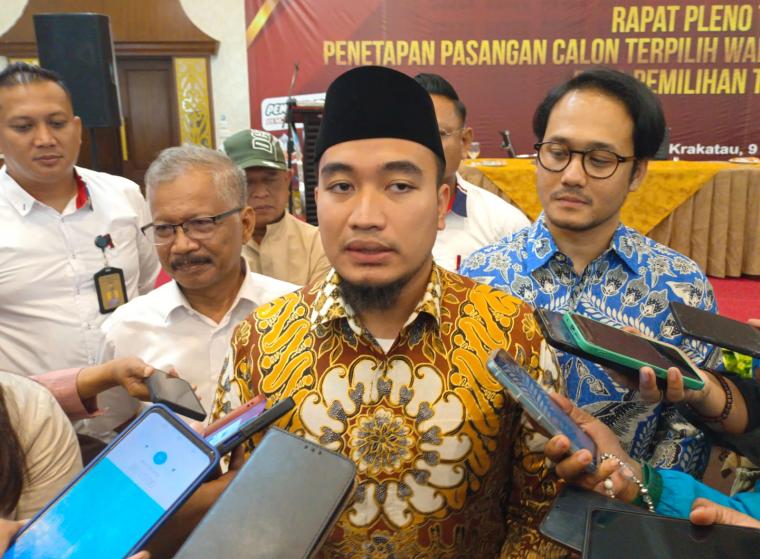 Walikota Cilegon terpilih, Robinsar saat memberikan keterangan kepada wartawan. (Foto: TitikNOL)