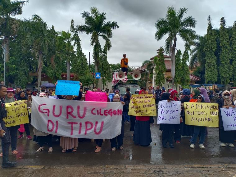 Ratusan massa saat menggelar aksi unjuk rasa di depan kantor Walikota Cilegon. (Foto: TitikNOL)