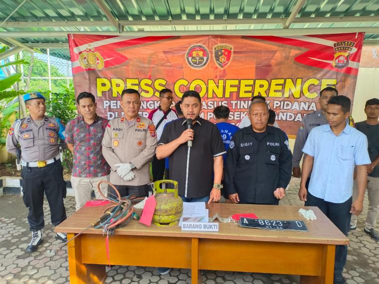Kasat Reskrim Polresk Cilegon AKP Hardi Meidikson Semula didampingi Kapolsek Ciwandan Kompol Andi saat memberikan keterangan kepada wartawan. (Foto: TitikNOL)