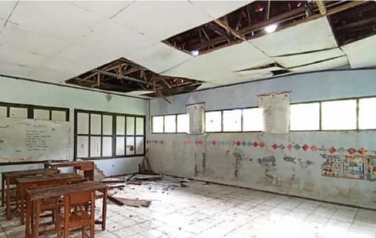 Kondisi palfon Sekolah Dasar Negeri (SDN) Pasir Tenjo 4. (Foto: TitikNOL)