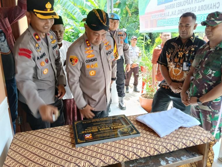 Kapolres serang, condro sasongko saat meresmikan mushola di Kampung Pasir, Desa Ketos, Kecamatan Kibin, Kabupaten Serang. (Foto: TitikNOL)