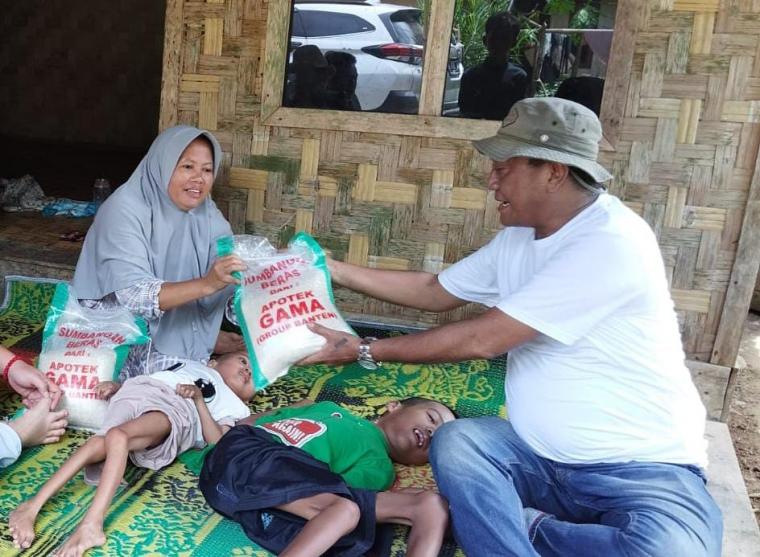 Penyaluran santunan kepada penderita Hidrosefalus (Penumpukan cairan di rongga otak). (Foto: TitikNOL)