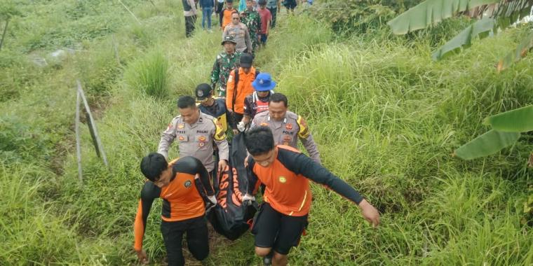 Tim SAR dan polisi saat melakukan evakuasi korban tenggelam. (Foto: Istimewa)