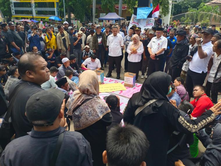 Massa aksi unjuk rasa saat menyampaikan aspirasinya di depan pejabat Pemkot Cilegon.