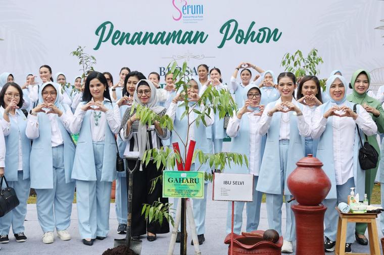 Istri Wakil Presiden Selvi Gibran Rakabuming saat foto bersama usai penanaman pohon di Grup 1 Kopassus (Adpimpro Banten)