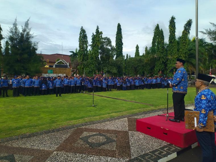 Walikota Cilegon Helldy Agustian saat memimpin upacara Hari Kesadaran Nasional. (Foto: TitikNOL)
