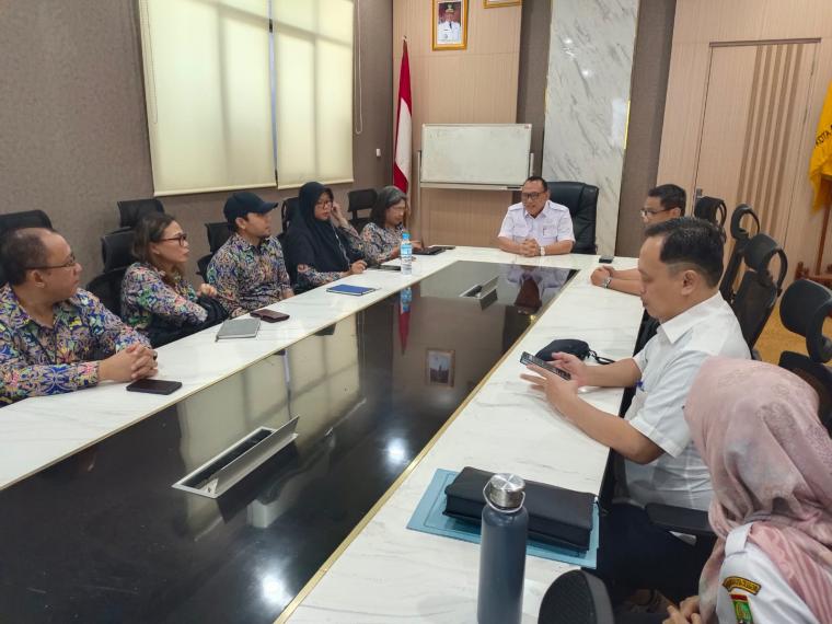 Walikota Cilegon Helldy Agustian saat menerima jajaran Direktorat Jenderal Cipta Karya (DJCK) Kementerian PUPR terkait pembangunan pabrik sampah. (Foto; TitikNOL)