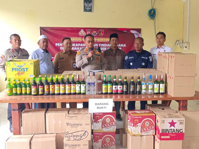 Kapolsek Cibeber AKP Atep Mulyana saat memberikan keterangan kepada wartawan terkait ratusan botol miras yang berhasil diamankan. (Foto: TitikNOL)
