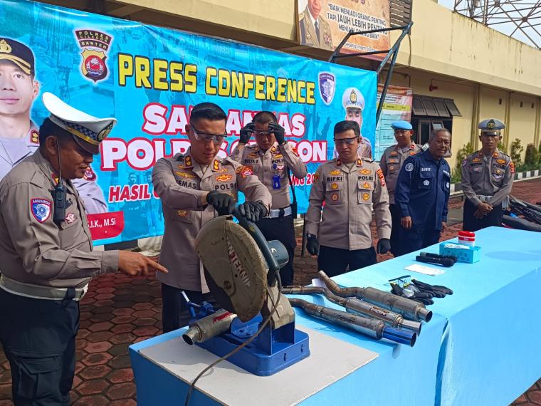 Kapolres Cilegon AKBP Kemas Indra Natanegara saat memimpin pemusnahan knalpot brong. (Foto: TitikNOL)