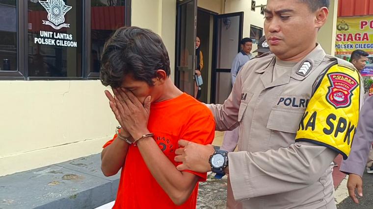 Pelaku spesial pencurian runah kosong saat digelandang anggota Polsek Cilegon. (Foto: TitikNOL)
