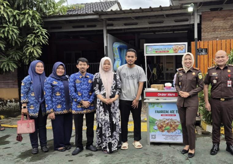 Kejaksaan Negeri Kota Cilegon menyerahkan tersangka pencurian kepada keluarganya setelah permohonan Restorative Justice disetujui. (Foto: Istimewa)