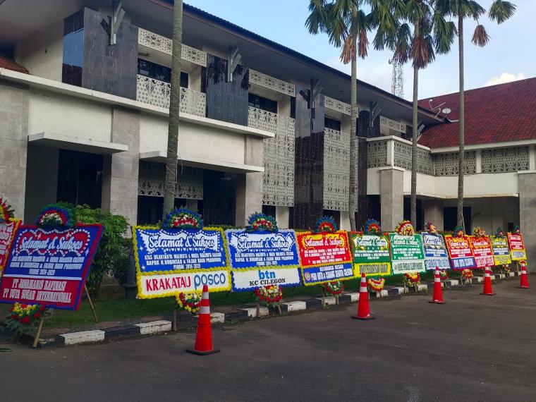 Karangan bunga ucapan selamat terlihat berjajar di halaman kantor Walikota Cilegon. (Foto: TitikNOL)