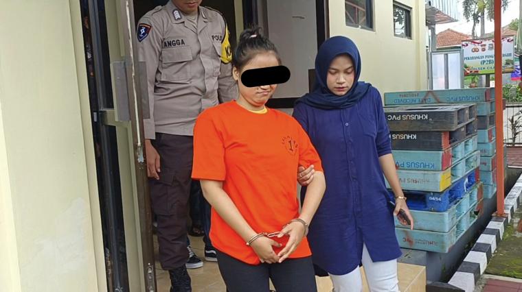 Tersangka penggelapan uang KSP Karya Abadi Makmur saat digelandang jajaran Polsek Cilegon. (Foto: TitikNOL)