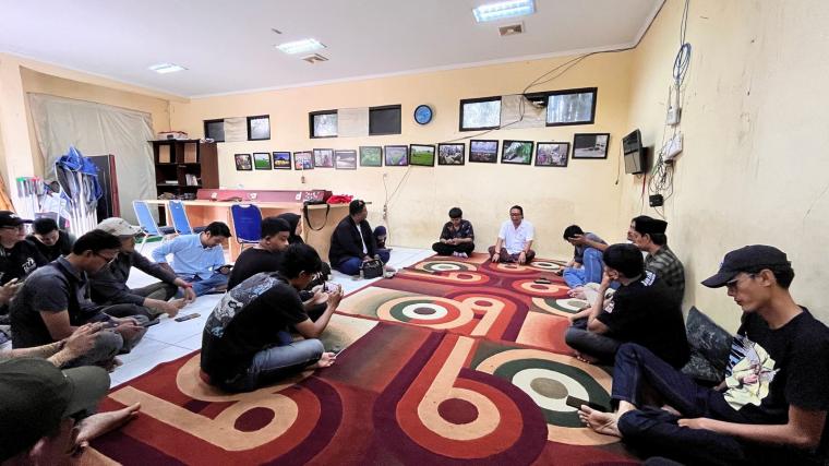Ketua Forum CSR Kota Serang di Sekertariat Pokja Wartawan Kota Serang. (Foto: TitikNOL)