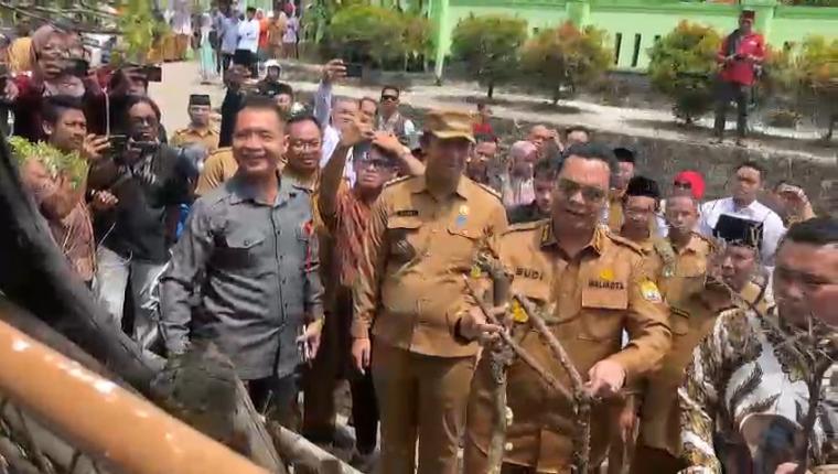Walikota Serang saat membuka gerbang utama SD Kuranji Kota Serang. (Foto: TitikNOL)