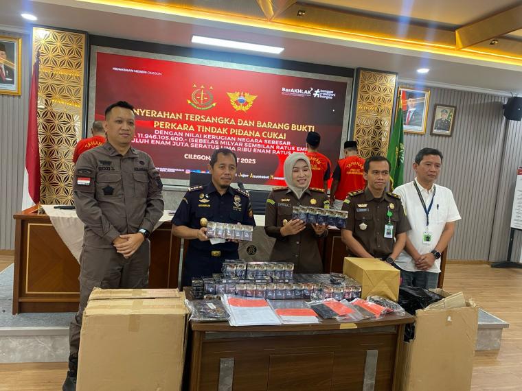 Kepala Kejaksaan Negeri Kota Cilegon, Diana Wahyu Widiyanti saat menunjukan barang bukti rokok yang diserahkan Kantor Bea Cukai Merak. (Foto: TitikNOL)