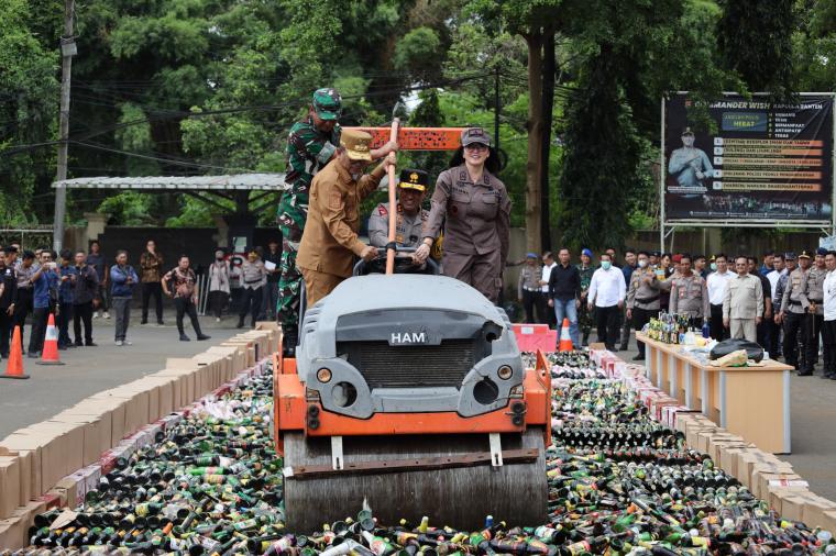 Pemusnahan puluhan ribu botol minuman keras (miras) yang merupakan hasil Operasi Pekat Maung 2025 pada Kamis (20/03). (Foto: TitikNOL)