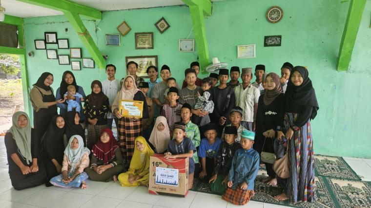 Komunitas Rotasi saat memberikan santunan di Panti Asuhan. (Foto: TitikNOL)