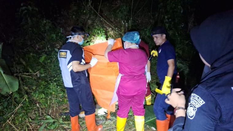 Evakuasi mayat yang diduga korban mutilasi  di Kampung Ciberuk, Desa Gunungsari, Kecamatan Gunungsari. (Foto: TitikNOL)