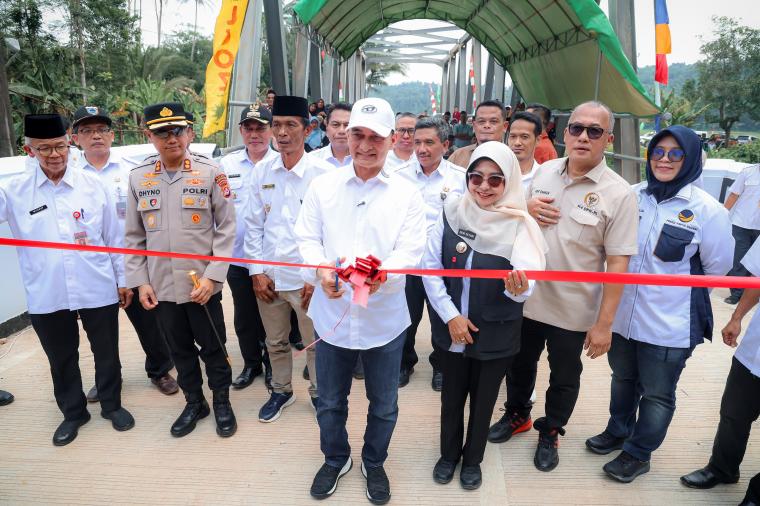 Wakil Gubernur, Dimyati Natakusumah saat meresmikan jembatan Desa Tegal, Kecamatan Cikedal, Kabupaten Pandeglang. (Foto: TitikNOL)