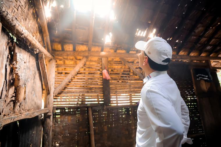 Wakil Gubernur Banten, Dimyati Natakusumah saat melihat kondisi rumah ibu ijah. (Foto: TitikNOL)