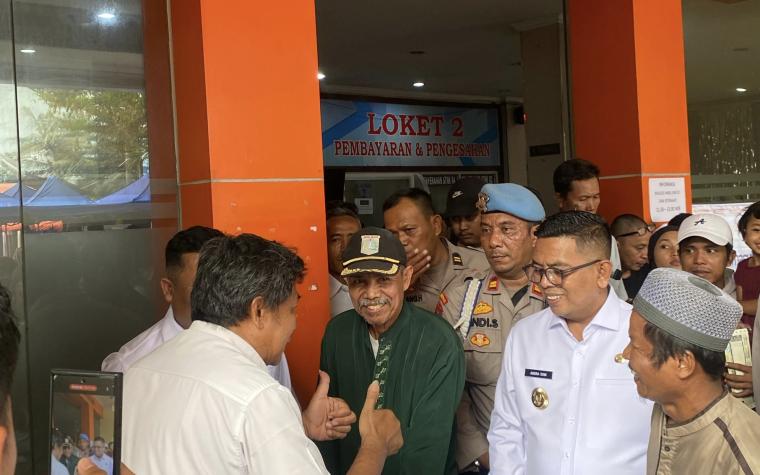 Gubernur Banten Andra Soni saat melakukan inspeksi mendadak (sidak) ke Samsat Balaraja. (Foto: TitikNOL)