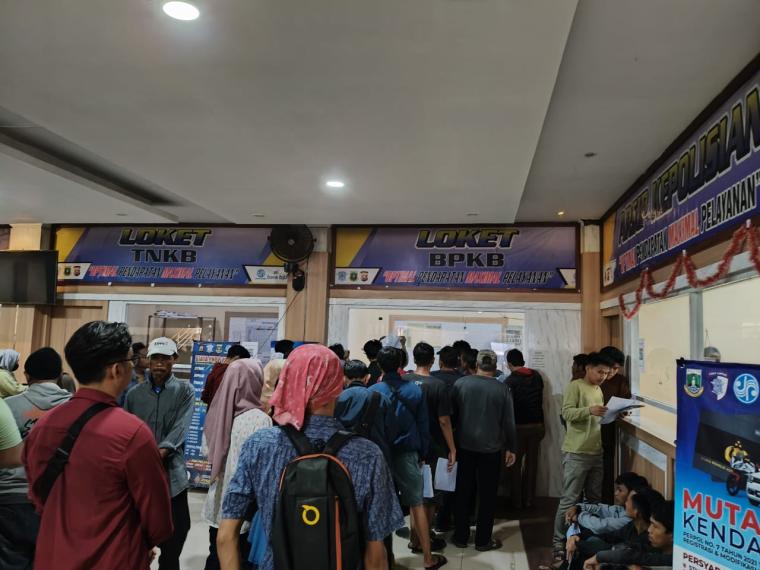 Antrean warga saat membayar pajak kendaraan. (Foto: TitikNOL)
