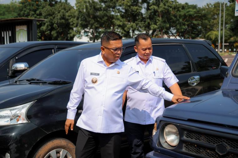 Gubernur Banten, Andra Soni saat mengecek kendaraan dinas. (Foto: TitikNOL)