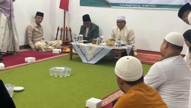 Suasana rapat kerja Dewan Kemakmuran Masjid (DKM) At Tsauroh Jumat 16 Mei 2025 di aula masjid agung. (Foto: TitikNOL)