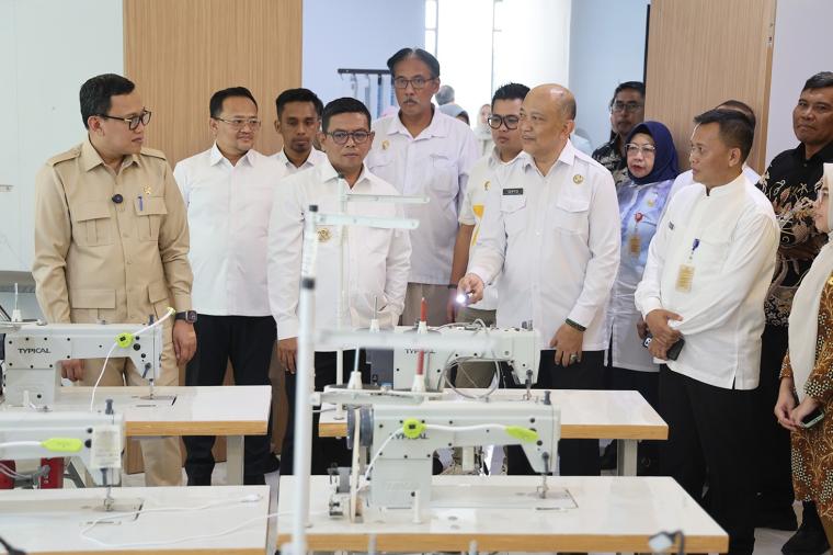 Gubernur Banten Andra Soni menyatakan komitmen untuk mengoptimalkan Balai Latihan Kerja (BLK), hal tersebut diungkapkan Andra Soni pada Jumat 2 Mei 2025 lalu saat menerima kunjungan kerja Menteri Perlindungan Pekerja Migran Indonesia (P2MI) atau Kepala Badan Perlindungan Pekerja Imigran Indonesia (BP2MI) Abdul Kadir Karding. (Foto: Istimewa)