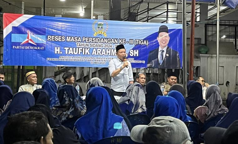 Suasana reses Wakil Ketua Fraksi Partai Demokrat Dewan Perwakilan Rakyat Daerah (DPRD) Provinsi Banten Taufik Arahman. (Foto: TitikNOL)