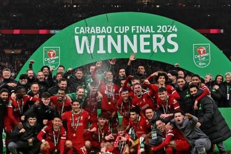 Para pemain Liverpool berpose dengan trofi seusai final Piala Liga Inggris atau Carabao Cup 2023-2024 antara Chelsea vs Liverpool di Stadion Wembley pada 25 Februari 2024. (Dok: Kompas)