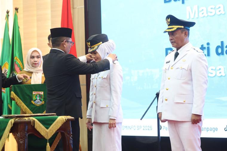 Gubernur Banten Andra Soni saat melantik Ratu Rachmatuzakiyah dan Muhammad Najib Hamas sebagai Bupati dan Wakil Bupati Serang Masa Jabatan Tahun 2025-2030. (Foto: TitikNOL)