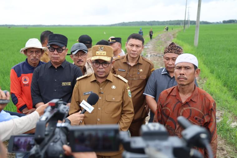 Gubernur Banten Andra Soni saat meninjau calon lokasi yang akan dijadikan percontohan pelaksanaan program Jalan Usaha Tani (JUT) di Kecamatan Wanasalam, Kabupaten Lebak. (Foto: TitikNOL)