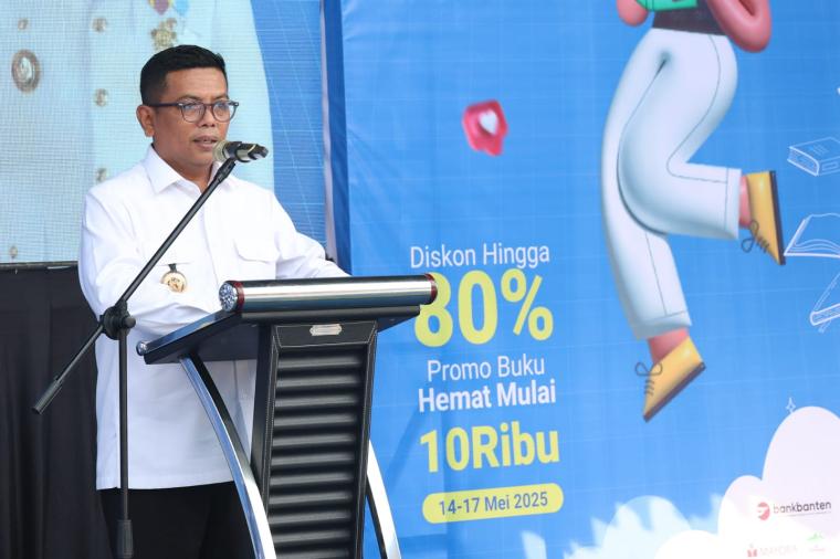 Gubernur Banten Andra Soni saat membuka Banten Book Fair Tahun 2025 di Halaman Dinas Perpusatakaan dan Kearsipan (DPK) Provinsi Banten, Jalan Raya Jakarta, KM. 4, Kota Serang, Rabu (14/5/2025). (Foto: TitikNOL)