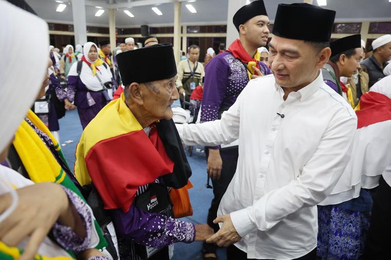 Suasana pelepasan jemaah haji kloter 33 di Pendopo Bupati Pandeglang, Selasa (13/5/2025) dini hari. (Foto: TitikNOL)