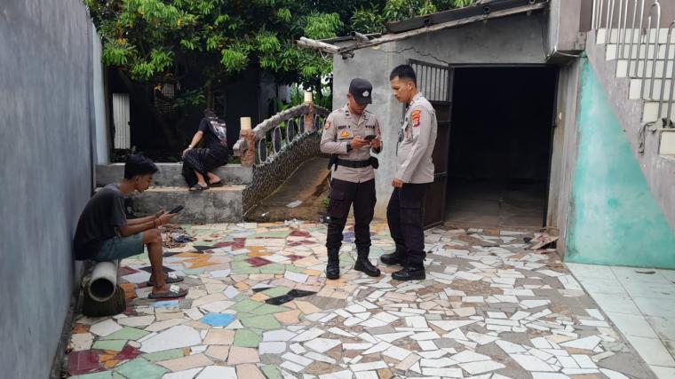 Polisi saat melakukan pengecekan tempat kejadian perkara (TKP). (Foto: TitikNOL)