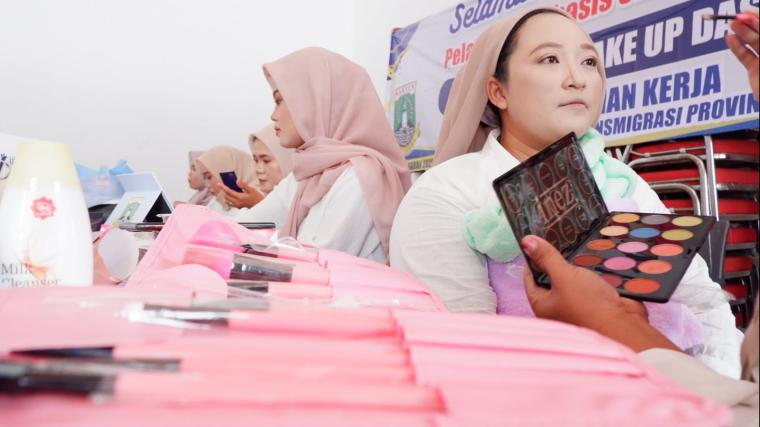 Suasana pelatihan make up yang diselenggarakan Disnakertrans Provinsi Banten. (Foto: TitikNOL)