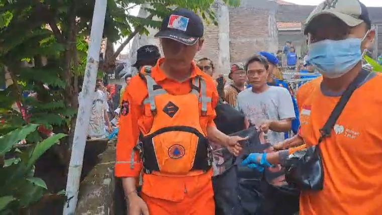 Jenazah Fawaz (10), bocah yang dilaporkan tenggelam di Pantai Karang Bolong, Kecamatan Cinangka, Kabupaten Serang, Banten. (Foto: TitikNOL)