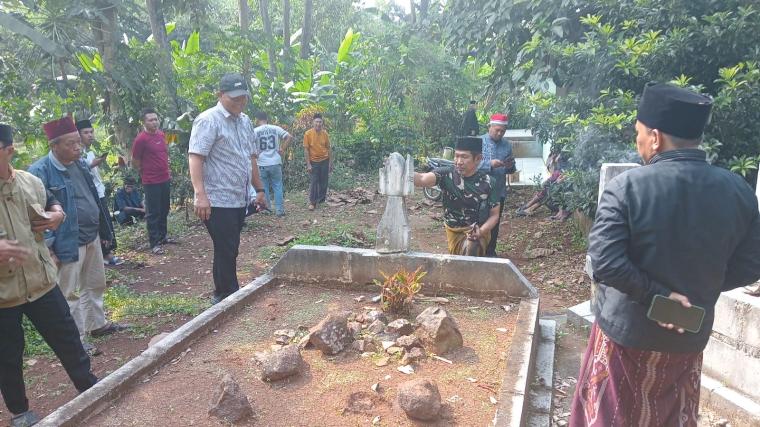 Suasana pembongkaran 31 makam palsu. (Foto: TitikNOL)