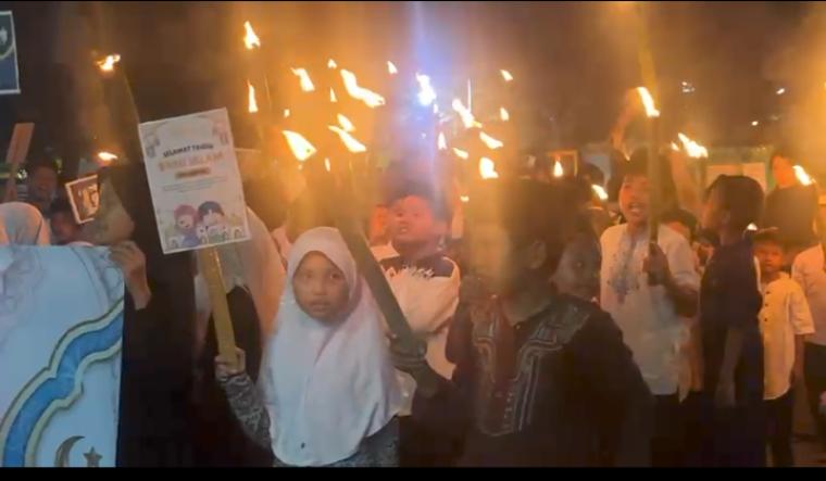 Suasana pawai obor dalam rangka memperingati 1 Muharram 1447 Hijriah. (Foto: TitikNOL)