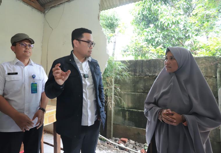 Wakil Walikota Tangerang Selatan (Tangsel) Pilar Saga Ichsan saat tinjau rumah warga yang jebol. (Foto: TitikNOL)