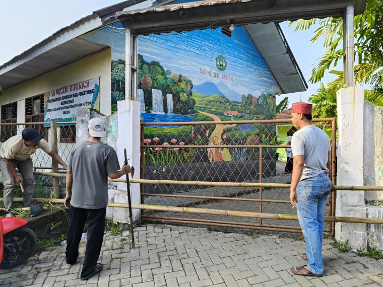 SD Negeri Kuranji dan TK Kuranji, Taktakan, Kota Serang yang disegel bambu. (Foto: TitikNOL)
