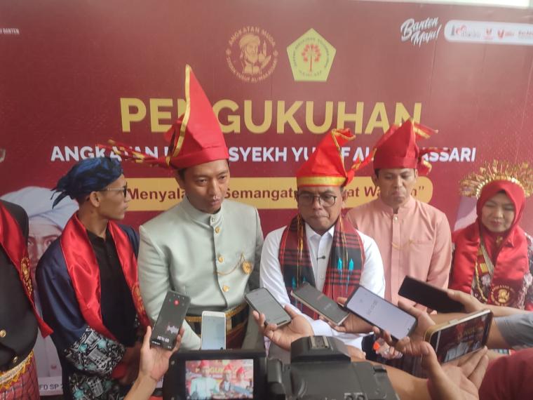 Ketua AMSY Arief Rosyid bersama Gubernur Banten Andra Soni saat jumpa pers di Gedung Negara pada 13 Juli 2025. (Foto: TitikNOL)