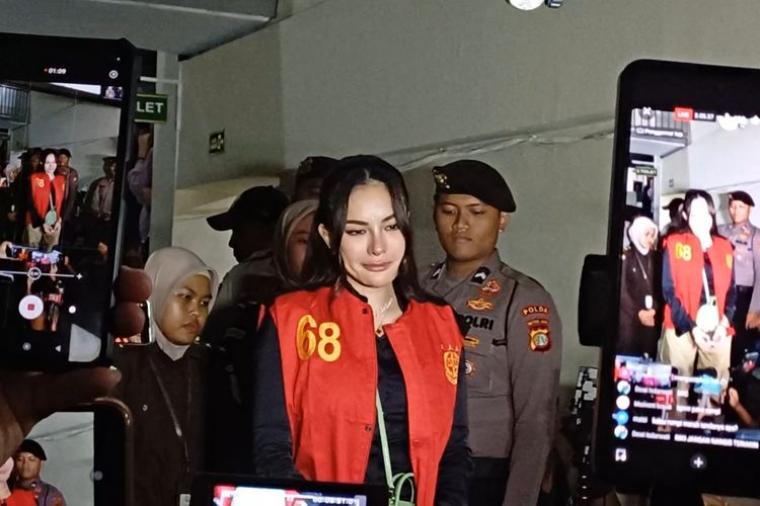 Nikita Mirzani usai diperiksa sebagai saksi dalam sidang kasus dugaan tindak asusila dengan terdakwa Vadel Badjideh, di Pengadilan Negeri Jakarta Selatan, Rabu (2/7). (Dok: kompas)