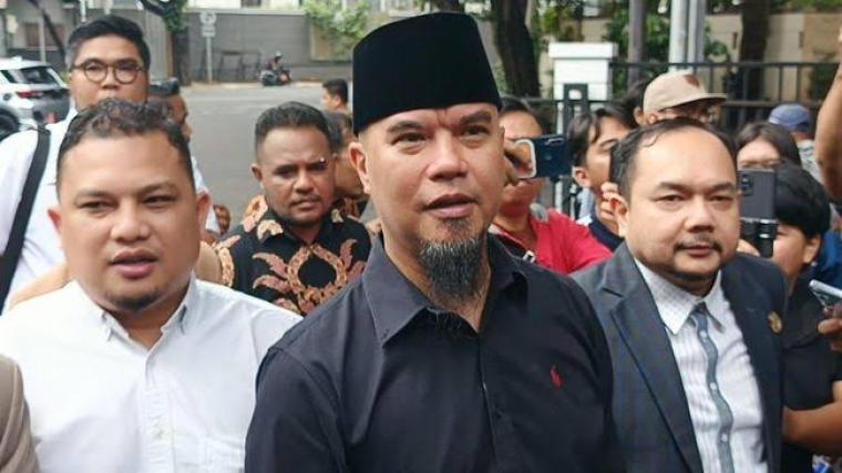 Ahmad Dhani saat diwawancara wartawan. (Dok: Detik)