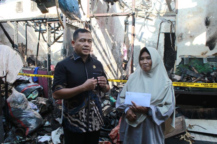 Anggota DPRD Banten Budi Prajogo saat bantu korban kebakaran di Ciputat dari gaji pribadi. (Foto: TitikNOL)