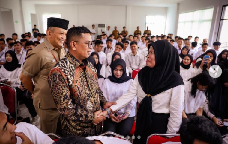 Gubernur Andra Soni saat membuka Pelatihan Berbasis Kompetensi Gelombang 2 di Unit Pelaksana Teknis Daerah (UPTD) Pelatihan Kerja Dinas Ketenagakerjaan dan Transmigrasi Provinsi Banten Jl. Kencana I No. 20, Jelupang, Serpong Utara, Kota Tangerang Selatan, Senin (7/7/2025). (Foto: Istimewa)