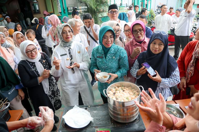Ketua Tim Penggerak PKK Provinsi Banten, Tinawati Andra Soni melakukan kampanye Gerakan Memasyarakatkan Makan Ikan (Gemarikan) dan Diversifikasi Produk Hasil Perikanan di Halaman Masjid Baiturrahman Pondok Lakah Permai, Ciledug, Kota Tangerang